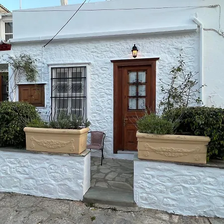 Perakis Apartment *